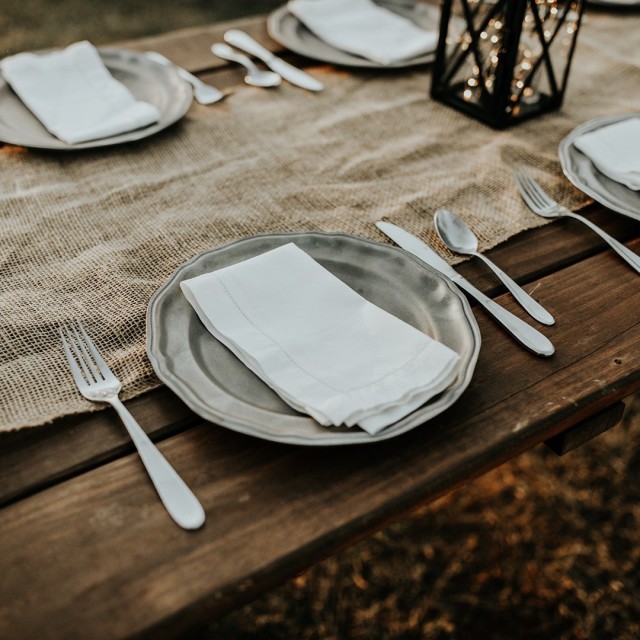 Eine rustikale Festtafel im Freien gehrt immer noch zu den Lieblingsspots fr das Hochzeitsdinner!...#sendmoments #rustikal #papeterie #weddingdetails #hochzeit2020 #hochzeitsvorbereitungen #hochzeitstafel #weddingdesign #weddinginspo #braut2020 #wirsagenja #weddingplanning #weddingdeco #tischdekohochzeit #tabledeco #karten #inspiration #designedbysendmoments #tischdeko #weddingvibes #hochzeit #dekoaufkleber