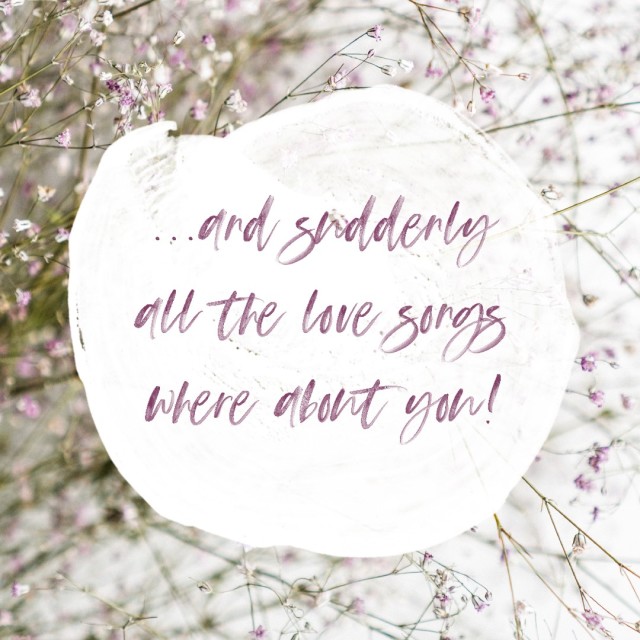 Verliebtsein ist... ..#sendmoments #love #lovesong #itsyou #papeterie #weddingdetails #quote #hochzeit2020 #hochzeitskarten #hochzeitstag #inlove #hochzeitsvorbereitungen #weddingdesign #weddinginspo #verliebt #braut2020 #dekoideen #wirsagenja #weddingplanning #thecure #weddingdeco #designedbysendmoments #hochzeit #aufsteller #karten #inspiration