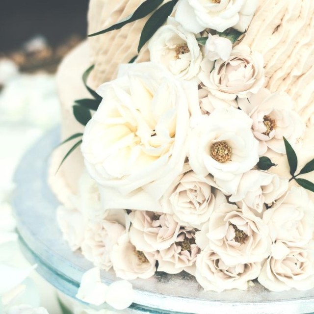 Tortenliebe  vor allem, wenn sie so wundervoll floral dekoriert ist wie diese hier!..#sendmoments #tortenliebe #hochzeitstorte #cakelove #floral #hochzeitsbilder #wesaidyes #hochzeitsfotografie #sendmomentspictures #magicmoments #lookback #traumhochzeit #bridal #papeterie #hochzeit2020 #hochzeitstag #weddingstyle #hochzeitsinspiration #weddingdesign #weddinginspo #braut2020 #fotobuch #hochzeitspapeterie #inspiration #designedbysendmoments