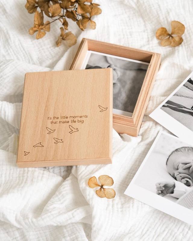 Unsere personalisierbaren Bilderboxen sind nicht nur eine tolle Aufbewahrung fr Deine Erinnerungen, sondern auch eine schne Interior Idee fr Dein Zuhause.  @gluecklichmalvier @kreatives_vom_land#sendmoments #feierdenmoment #interior #bilderbox #geschenkideen #erinnerungen