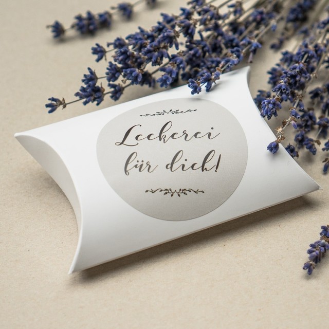 KLEINE GESCHENKE, KREATIV VERPACKT Mit Geschenkschachteln und Dekoaufklebern kreiert Ihr ganz individuelle und einzigartig dekorierte Verpackungen fr Eure Gastgeschenke!.Dekoaufkleber