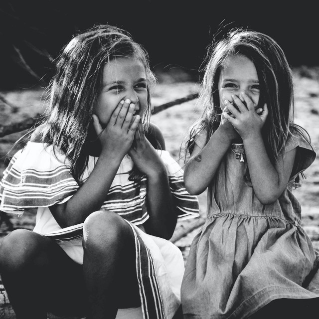 Tipp: Aufnahmen Eurer Lieblinge in Schwarzweiss lenken den Blick aufs Wesentliche  Kinderlachen und strahlende Kinderaugen!...#sendmoments #fotografie #tipps #kinderfotos #schwestern #minifotobuch #minibuch #geschenke #ideen #familymoments #new #booklet #paperlove #inspiration #papercraft #designedbysendmoments #familienleben #bnw #newnow #fotoalbum #newbysendmoments #papeterie #familienfotos #wearefamily #muttertag #momentefesthalten #schwarzweiss #kinderlachen