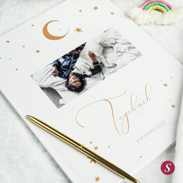 Tagebcher sind ein wundervoller Begleiter fr einen achtsamen Alltag. Mit individuellem Design und Personalisierung bewahren sie Eure Gedanken noch schner. Entdeckt zahlreiche neue Designs.#sendmoments #papierliebe #papeterieliebe #Fotokalender #Fotobuch #personalisiertegeschenke #mitLiebegemacht #MomentefurdieEwigkeit #momentedesGlucks #momentesammler #momentefesthalten #Tagebuch #Notizbuch