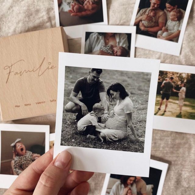 Mit der Familie wachsen auch die gemeinsamen Erinnerungen. Zeit, die wertvollen Momente zu konservieren. Mit einer individuell gravierten Holzbox oder einem personaisierten Fotobuch bekommen Eure Erinnerungen eine besondere Note. @xeniamaria__ hat sich fr unsere Bilderbox 