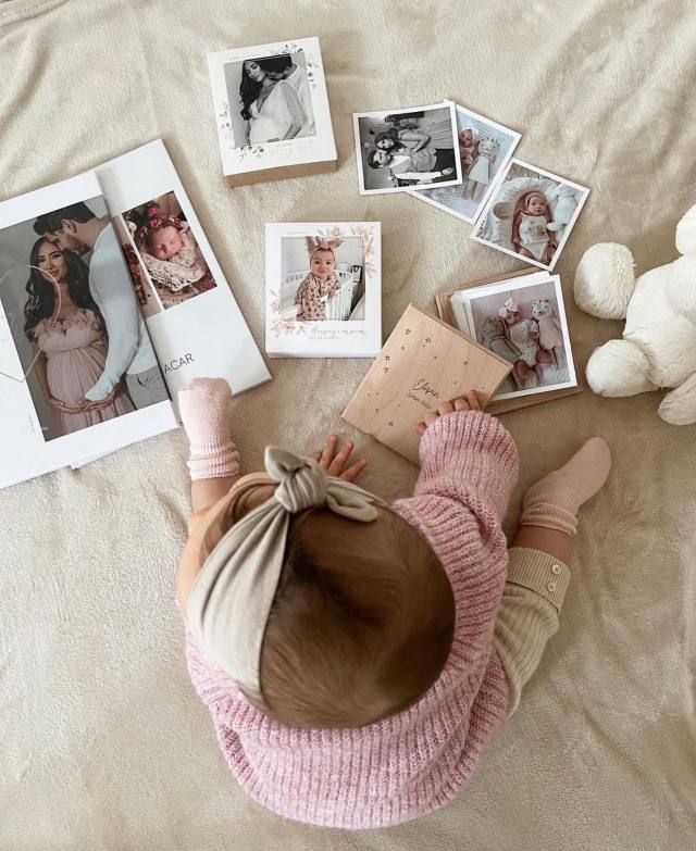 Kindheitserinnerungen  @cocoelif bewahrt die schnsten Momente ihrer kleinen Familie in unseren Bilderboxen und Fotobchern auf. So gehen keine wertvollen Erinnerungen verloren.#sendmoments #papierliebe #papeterieliebe #Fotokalender #Fotobuch #personalisiertegeschenke #mitLiebegemacht #MomentefurdieEwigkeit #momentedesGlucks #momentesammler #momentefesthalten #Fotoalbum #Kindheitserinnerungen