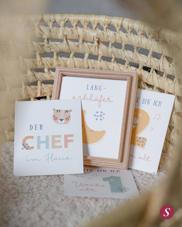 Hallo Baby!  Das erste Lebensjahr Eures kleinen Wunders ist sehr aufregend und einzigartig. Mit unseren personalisierbaren Meilensteinkarten knnt Ihr die individuellen Fortschritte festhalten.#sendmoments #baby #baby2022 #schwanger #familienglck