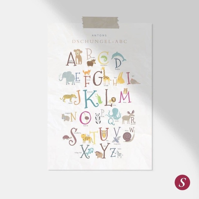 Praktisch und zauberhaft schn: Unsere ABC-Poster sind eine tolle Ergnzung im Kinderzimmer und besonders fr baldige Erstklssler:innen ein hilfreicher Begleiter im neuen Schulalltag #sendmoments  #kinderzimmerposter #kinderzimmerinspo #posterliebe #dekoliebe #liebeaufpapier #tierposter #namensposter #geburtsposter #geschenkezurgeburt #kinderposter