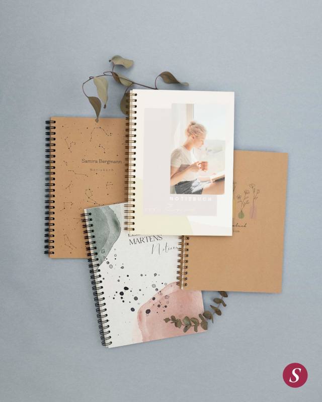 Wir sind berglcklich ber diesen Neuzugang in unserem Shop! Ab sofort knnt Ihr Euch oder Eure Liebsten mit einem personalisierten Notizbuch mit Spiralbindung eine Freude machen. Ob mit Initialen, dem Namen oder Name und Foto - Ihr habt unendlich viele Mglichkeiten, Euer ganz persnliches Notizbuch zu gestalten. #sendmoments #papierliebe #papeterieliebe #Fotokalender #Fotobuch #personalisiertegeschenke #mitLiebegemacht #MomentefurdieEwigkeit #momentedesGlucks #momentesammler #momentefesthalten #Notizbuch
