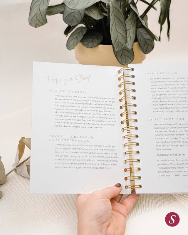 Fr alle, die die schnste Feier ihres Lebens planen:   Unser Hochzeitsplaner hilft Euch auf 140 Seite dabei, die wichtigsten Ideen, Notizen und To Dos im Blick zu behalten. Unser Ziel ist es, die Monate vor Eurer Hochzeit so schn und stressfrei wie mglich zu gestalten. Jetzt NEU auf sendmoments.de #sendmoments #hochzeit2021 #hochzeitsinspiration #weddinginspiration #wedding #wirsagenja #standesamt #wirfeierndieliebe #loveisnotcancelled #hochzeit2022 #hochzeitsdeko #hochzeitfeiern #hochzeit2022 #Hochzeitsplaner #Weddingplanner