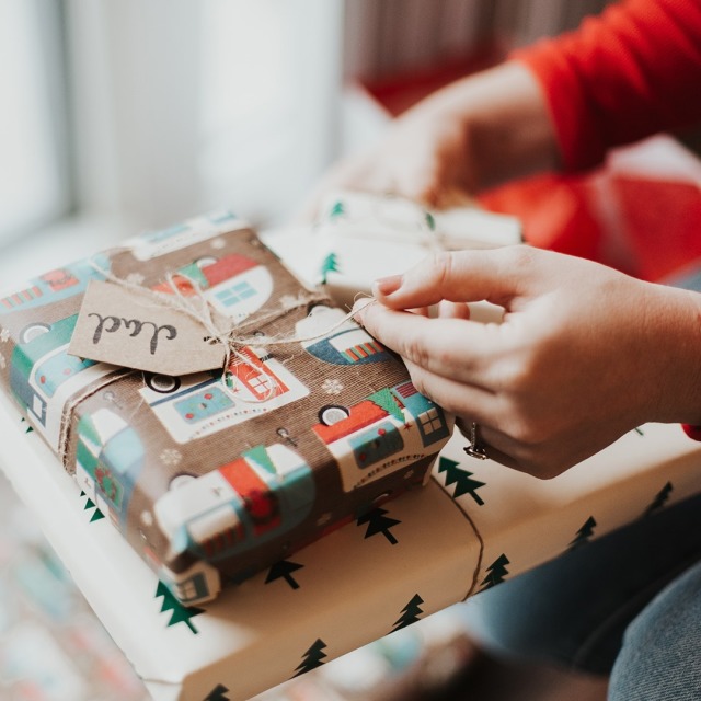 SEASON OF GIVING Es hat schon etwas magisch weihnachtliches die Aufmerksamkeiten, die man sorgsam fr die Liebsten ausgesucht hat, liebevoll einzupacken, oder!?...#soon #happyholidays #weihnachtsgru #bilderbox #retrofotos #polaroid #geschenkideen #weihnachten #xmas #christmasmoments #weihnachtsgeschenke #weihnachtszeit #weihnachtsstimmung #letitsnow #seasonoflove #merryandbright #gifts #weihnachtspost #waitingforchristmas #countdowntochristmas #weihnachtenkannkommen #designedbysendmoments #christmasiscoming #beprepared #seasonofgiving