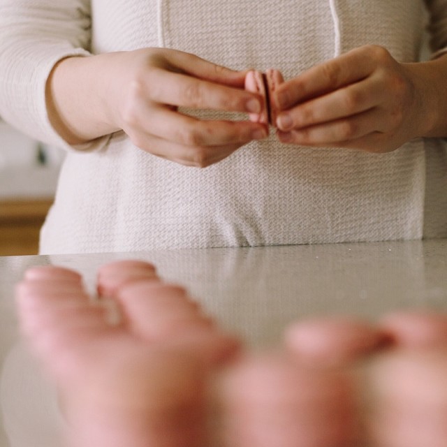 Wir  Macarons! Hier habt Ihr ein einfaches Grundrezept, das Ihr mit verschiedenen Fllungen variieren knnt:.Fr die Baiser Masse:125 g Mandeln, gemahlen2 Eiwei1 Prise Salz140 g Puderzuckerl fr die Backmatten (z. B. Rapsl, Sonnenblumenl).Fr eine Himbeer Fllung:120 g Butter20 g Puderzucker80 g Himbeermarmelade mit viel FruchtanteilLebensmittelpaste, rot.How to:I. Fr die Baiser Masse Mandeln durch ein feines Sieb streichen. Eiwei und Salz steif schlagen, dabei nach und nach esslffelweise Puderzucker zugeben. Mandeln mit einem Schneebesen unter die Eiweimasse heben.II. Fr die Himbeer Fllung Butter mit Puderzucker schaumig schlagen, Marmelade einrhren.III. Den Backofen auf 70 C Umluft vorheizen. Rote Speisefarbe unter die Baiser Masse mischen, bis der gewnschte Farbton erreicht ist.IV. Masse in einen Spritzbeutel fllen. 2 Backbleche mit Silikon-Backmatten belegen und mit ganz wenig l einfetten. Wer keine Backmatte zur Hand hat, kann auch Backpapier verwenden. Damit die Hauben gleich gro werden, vorher mit Bleistift Kreise vorzeichnen.V. Masse auf die Matten oder in die gezeichneten Kreise spritzen. Im vorgeheizten Ofen 2025 min trocknen, dann die Temperatur auf 180 C erhhen und weitere 10 min backen. Auskhlen lassen. Sollten sich die Hauben nicht problemfrei ablsen, nochmals bei 70 C 10 min nachbacken.VI. Die Fllung in einen Spritzbeutel fllen. Jeweils einen Tupfen Fllung auf die flache Seite eines Baisers spritzen. Ein zweites Baiser mit der flachen Seite daraufsetzen, und vorsichtig drehen und andrcken. Die fertigen Macarons im Khlschrank luftdicht verschlossen aufbewahren...#sendmoments #rezept #macarons #macaronslovers #himbeere #yummy #hochzeit #dekoaufkleber #papeterie #weddingdetails #hochzeit2020 #hochzeitsvorbereitungen #hochzeitstafel #weddingdesign #weddinginspo #braut2020 #dekoideen #weddingplanning #weddingdeco #tabledeco #inspiration #hochzeitspapeterie #tischdeko #hochzeit #designedbysendmoments