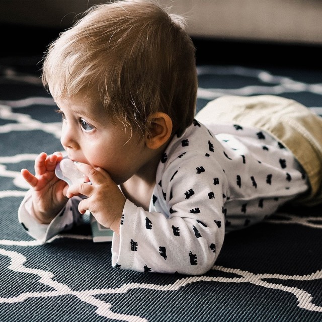 Das groe Krabbeln hat begonnen  nichts und niemand ist jetzt mehr sicher vor dem Entdeckergeist des kleinen Schatzes ..#sendmoments #krabbeln #crawl #milestones #inspiration #papeterie #print #designedbysendmoments #baby2020 #paperlove #baby #newborngift #daserstemal #maternity #newborn #unendlicheliebe #momentefesthalten #sostolz #progress #mutterliebe #darlingmoments #meinbaby #geburt #fatherhood #parenting #babymeilensteine #familienleben #babylove #motherhood #meilensteinkarten