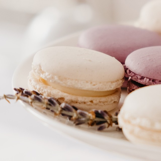 Feine Macarons machen sich ganz wundervoll als Gastgeschenk fr Eure Hochzeitsgste Fehlt nur noch eine hbsche Verpackung!..#sendmoments #macarons #gastgeschenk #sweets #macaronslovers #lovemacarons #pastry #hochzeit #dekoaufkleber #papeterie #weddingdetails #hochzeit2020 #hochzeitstag #hochzeitsvorbereitungen #hochzeitstafel #weddingdesign #braut2020 #dekoideen #wirsagenja #weddingplanning #weddingdeco #tabledeco #karten #inspiration #tischdeko #hochzeit #designedbysendmoments