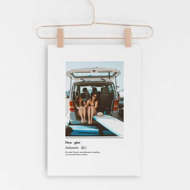 Neu  gierSubstantiv [die]Der starke Wunsch, etwas Bestimmtes zu erfahren,zu wissen oder kennen zu lernen..Fotoposter 