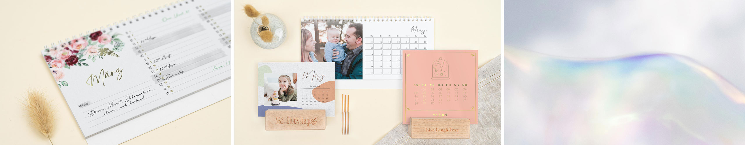 Verschiedene Tischkalender mit persönlichen Fotos und Holzblock