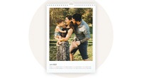 Verschiedene Tischkalender mit persönlichen Fotos und Holzblock