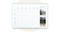 Verschiedene Tischkalender mit persönlichen Fotos und Holzblock