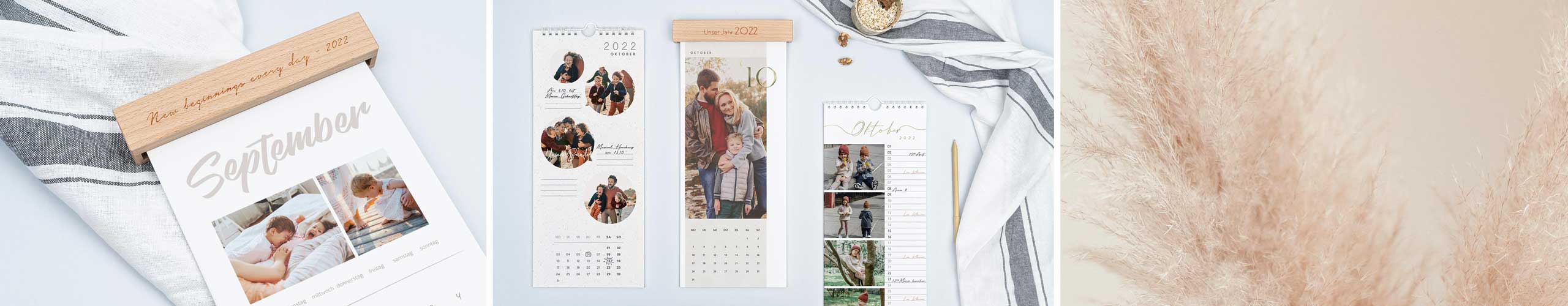 Verschiedene Küchenkalender mit persönlichen Fotos und Holzblende