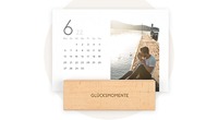 Verschiedene Küchenkalender mit persönlichen Fotos und Holzblende