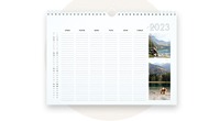 Verschiedene Küchenkalender mit persönlichen Fotos und Holzblende