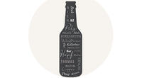 Schwarze Bierflasche mit Text