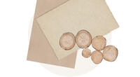 Kraftpapier und kleine Holzteile