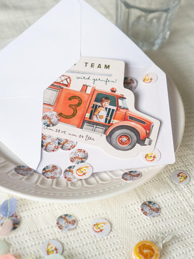 Personalisiertes Konfetti als Streudeko für Briefumschlag