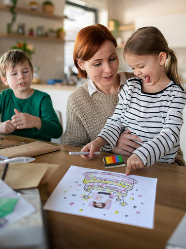 Kinder machen bunte Fingerabdrücke auf Poster