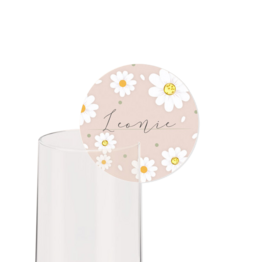 Runder Anstecker aus Papier am Sektglas mit Namen