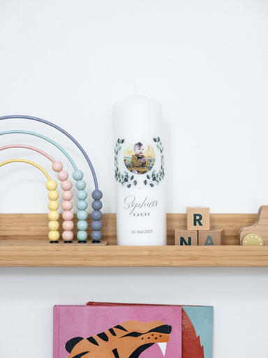 Taufkerze auf Kommode im Kinderzimmer