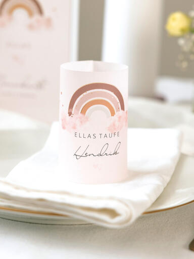 Personalisiertes Windlicht mit Namen auf Gedeck zur Taufe