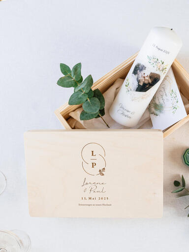 Geöffnete Erinnerungsbox befüllt mit Andenken an den Hochzeitstag und abnehmbarem Deckel mit individuellem Design