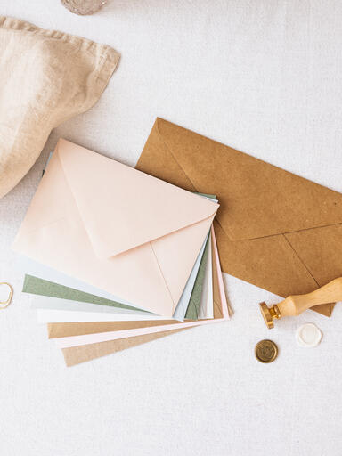 Farbige Umschläge in verschiedenen Farben und Formaten