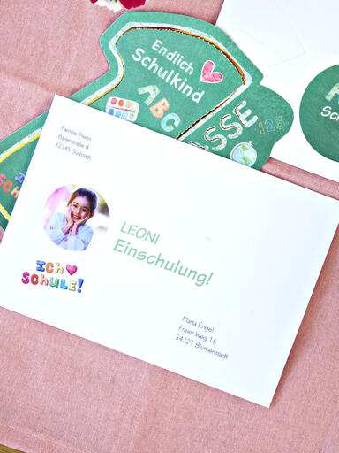 Designumschlag zur Einschulung bedruckt mit Absender- und Empfängeradresse, Foto und buntem Design