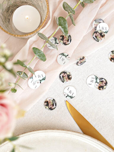 Konfetti mit Foto und Text auf der Hochzeitstafel