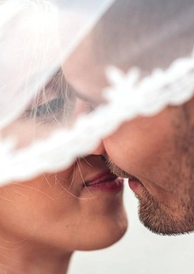 Menükarte auf festlichem gedecktem Tisch