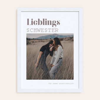 Poster mit weißem Holzzahmen und Foto von 2 Schwestern