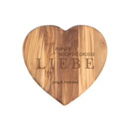 Herzförmiges Brotzeitbrett aus Olivenholz mit Gravur