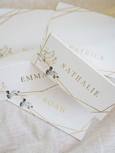 Edle gestaltete Karten mit den Namen der Hochzeitgäste