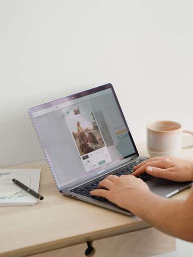 Kundin gestaltet am Laptop Ihr Gästebuch zur Hochzeit