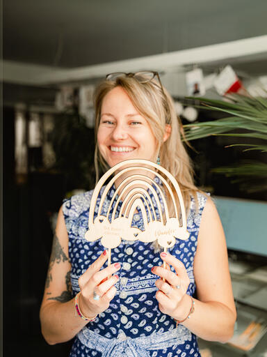 Designerin Carina mit 'Regenbogen-Zauber'-Cake Topper
