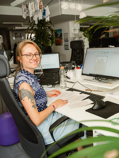 Designerin Carina bei der Kreation des 'Blumensinfonie'-Designs