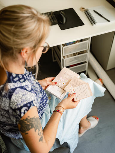 Designerin Carina mit Baby-Orakel-Karten im