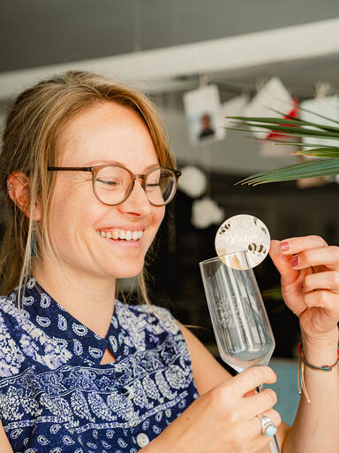 Designerin Carina testet Glasanstecker im Design