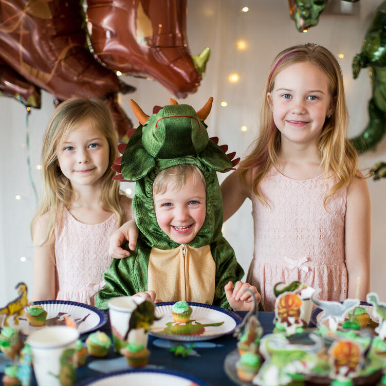 Geburtstagskind als Dino verkleidet