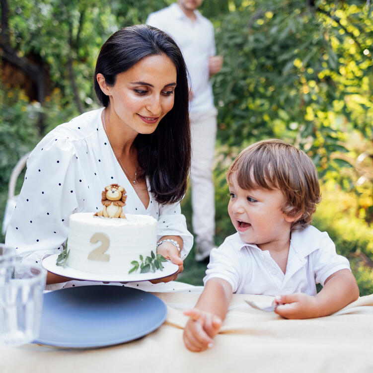 Mutter schenkt ihrem Kind eine tolle Torte mit Löwenfigur zum 2-jährigen Geburtstag