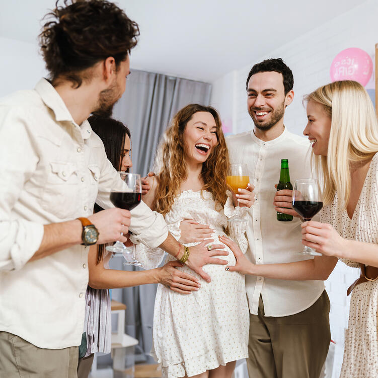 Schwangere feiert mit ihren Freunden Babyparty