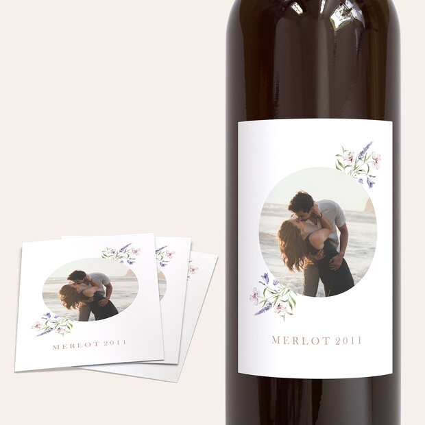 Weinetiketten Hochzeit - Verheißungsvoller Blütenbogen